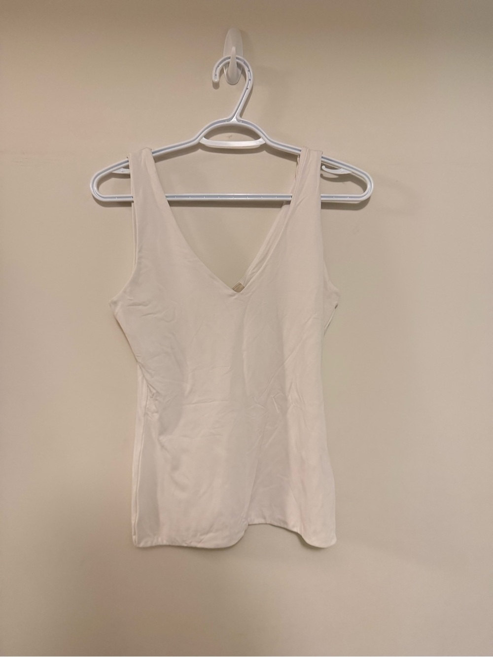 RD Style Women's Cream V-Neck Tank Top Size Medium